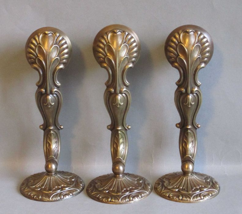 Trzy mosiężne kinkiety (Para kinkietów plus jeden = komplet).