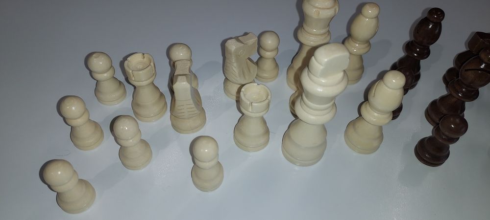 Figury szachowe. Pionki do szachów 32 sztuki nowe.