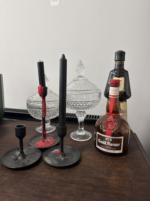 bonbonnière cristal ancienne + castical ikea em preto + garrafas de liquor decorativas