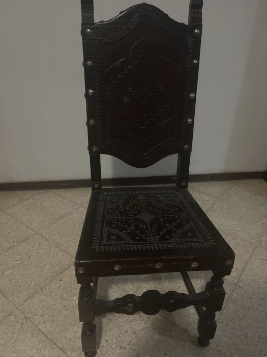 8 Cadeiras classicas de sala jantar