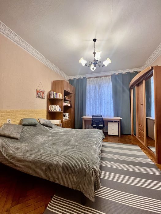 3к з роздільними кімнатами . Площа Маяковського .