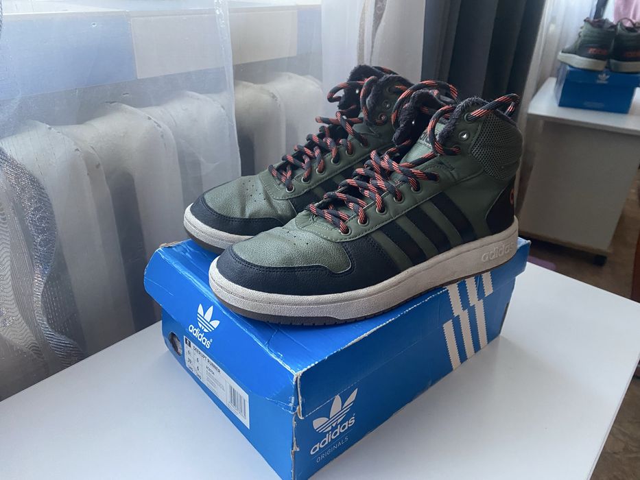 Продам зимні кросівки Adidas