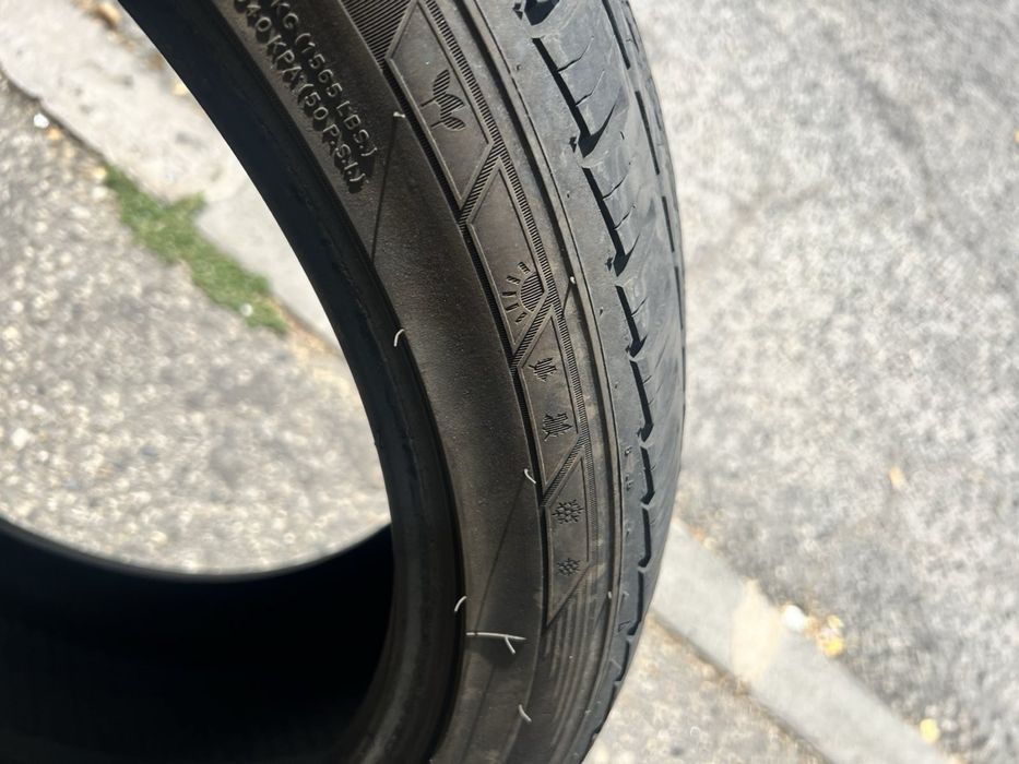 235/40/19 2 pneus