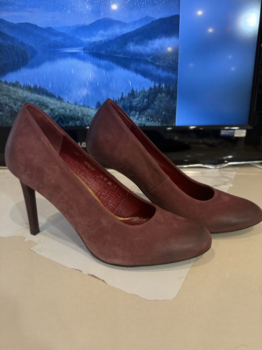 Дуже красиві жіночі туфлі 38 розміру, бордові.