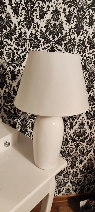 Biała lampa z kloszem