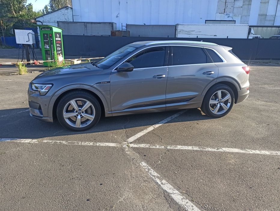 Продам Audi e-tron без дтп