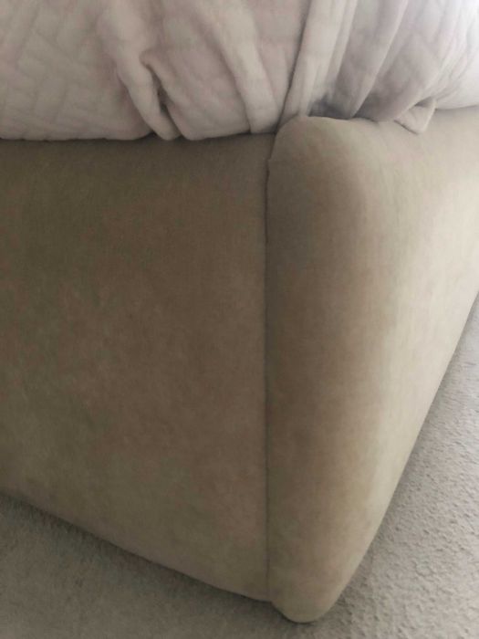 Cama com cabeceira forrada a chenille