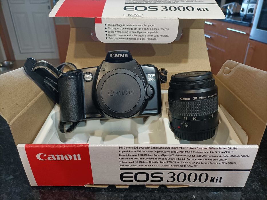 Máquina fotográfica Canon EOS 3000 kit . Analógica (Rolo).