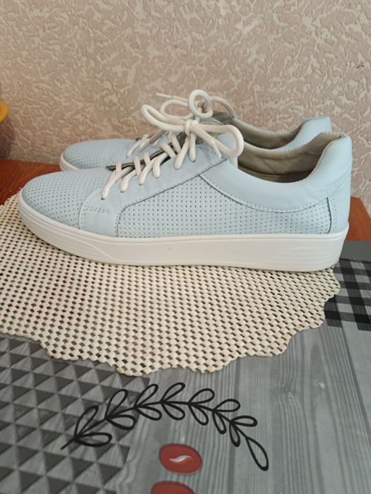 Кожаные женские кроссовки.