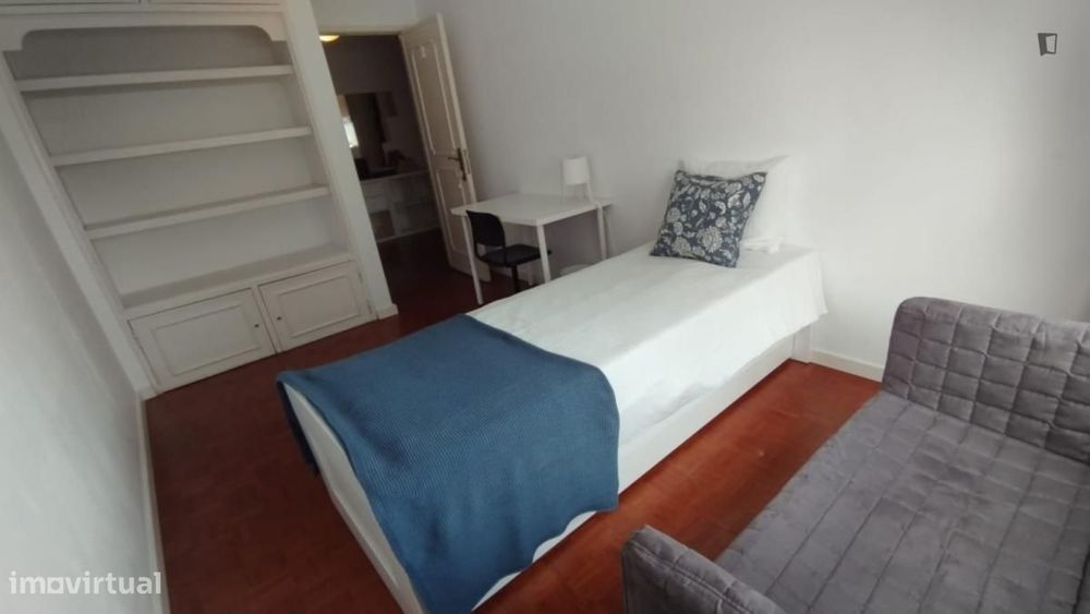 Quarto - localizado em Linda-a-Velha Lisbon