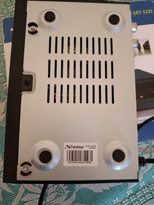 Ефірний тюнер Strong SRT 5202