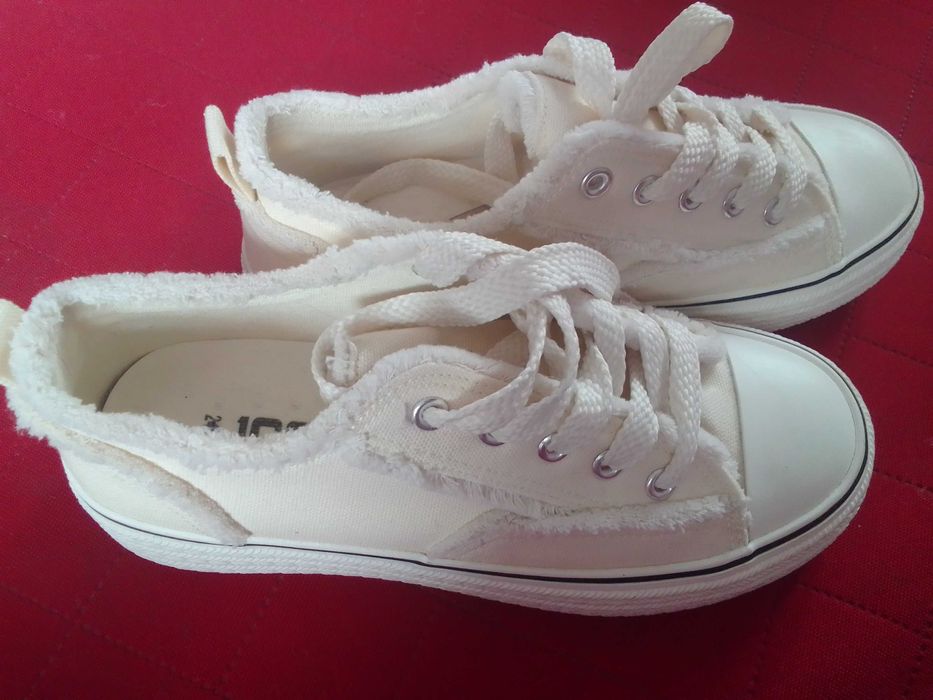 Sprzedam NOWE trampki roz. 39