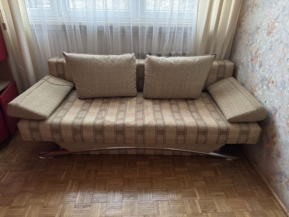 Kanapa rozkładana z pojemnikiem na pościel