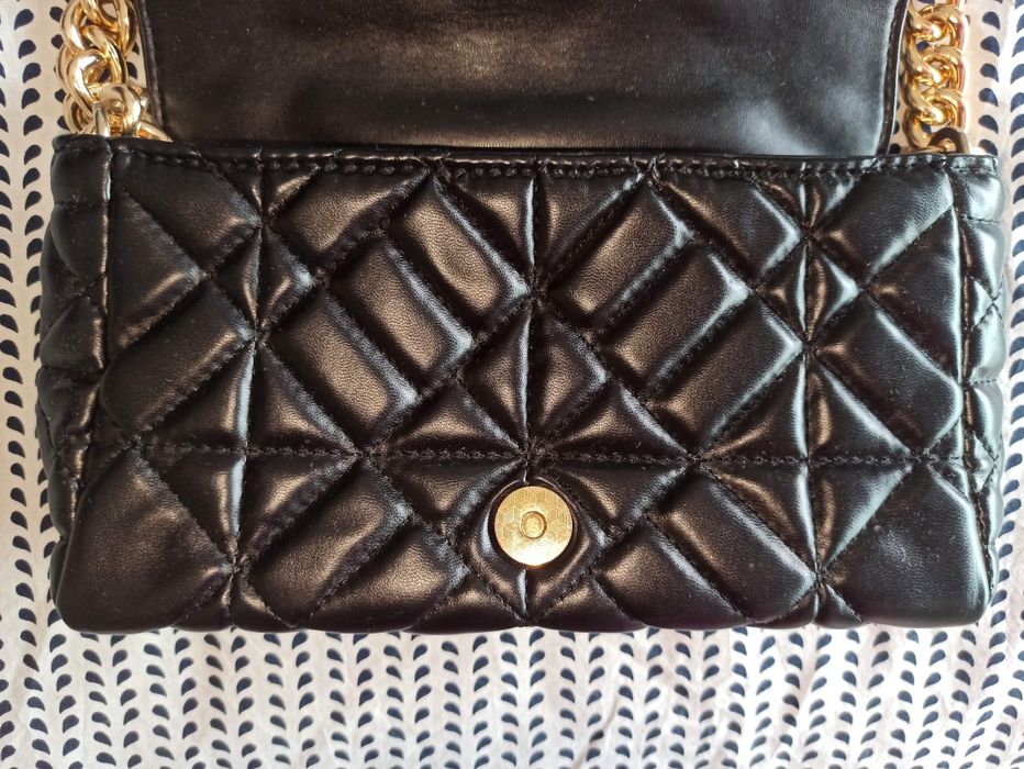 Clutch almofadada preta NOVA com alça dourada!