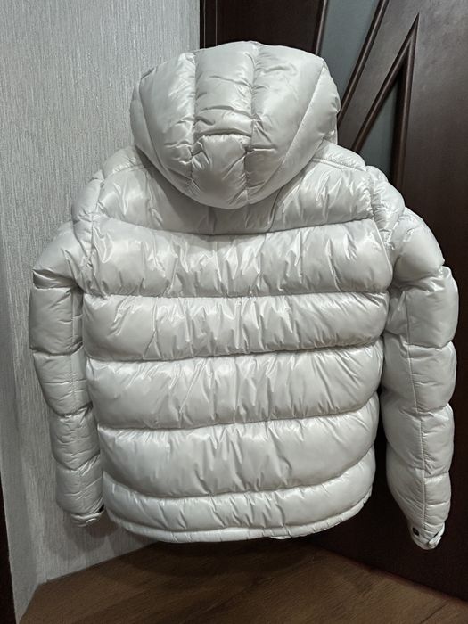 біла куртка монклер зимня