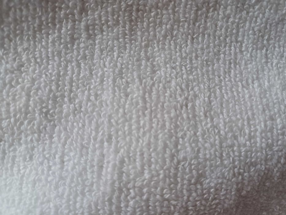 Biały ręcznik frotte 70×140 cm.
