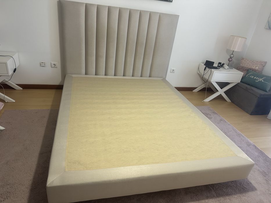 Cama beje como nova