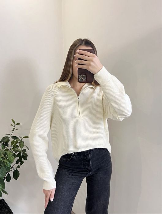 Красивий новий молочний светр з замочком