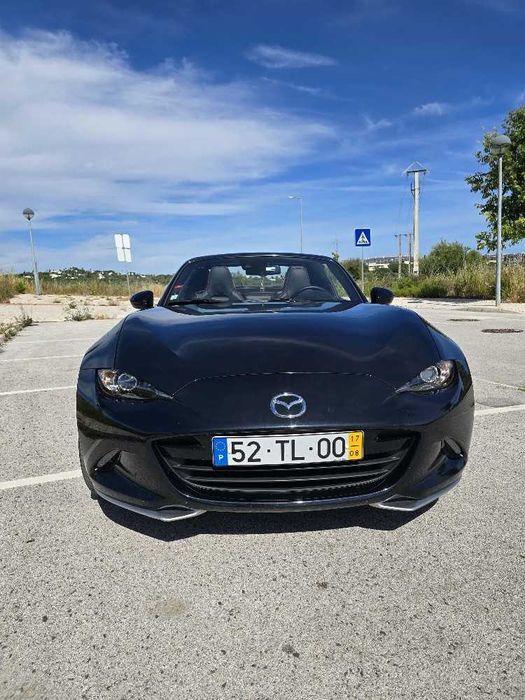 Carro descapotável Mazda Mx5