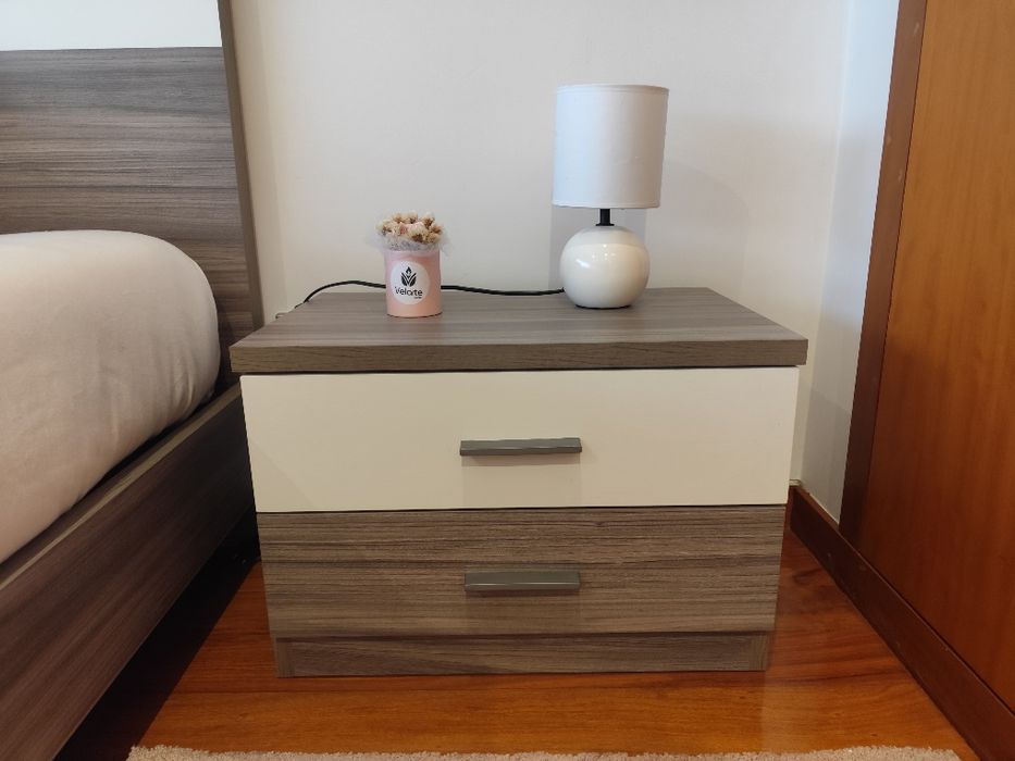 Cama + mesas de cabeceira