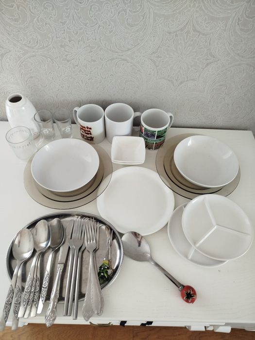 Набір посуду (тарілки , горнятка,ложки,вилки