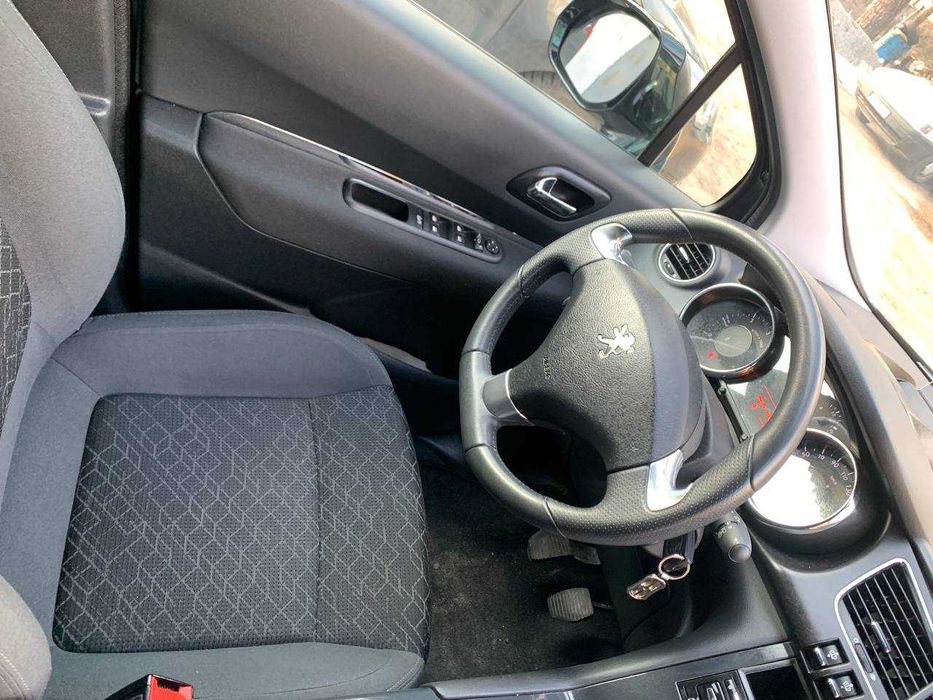 ПЕЖО 3008 2015 року