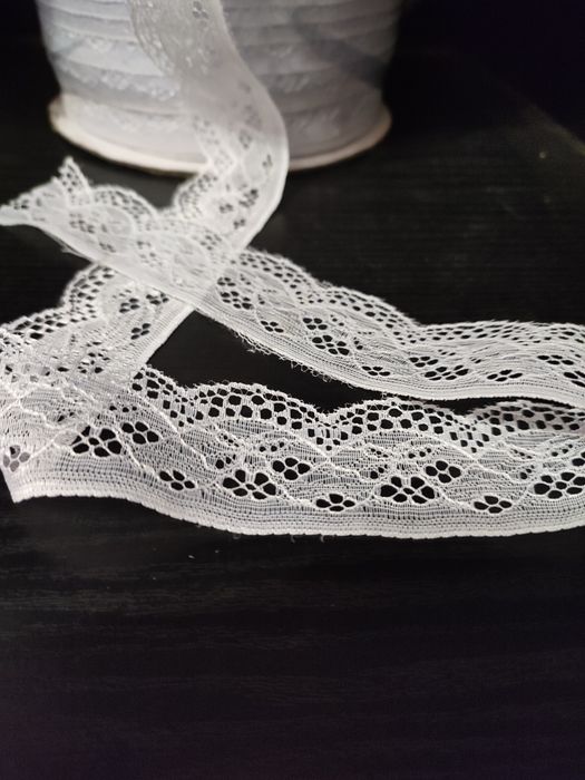 Ніжне біле мереживо без стрейчу.