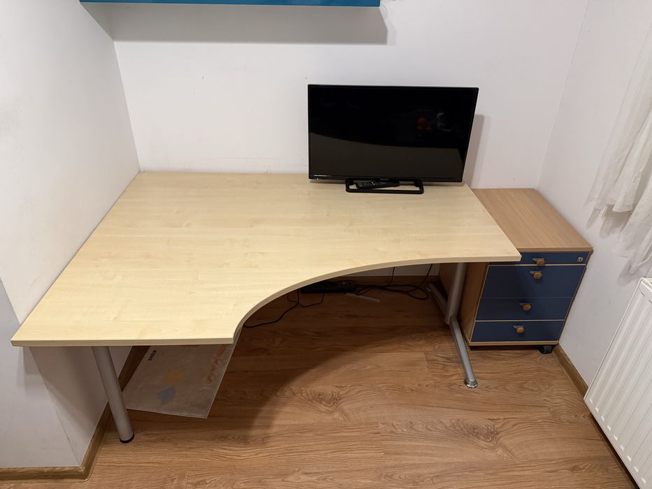Przestronne biurko narożne + kontenetek pod biurko