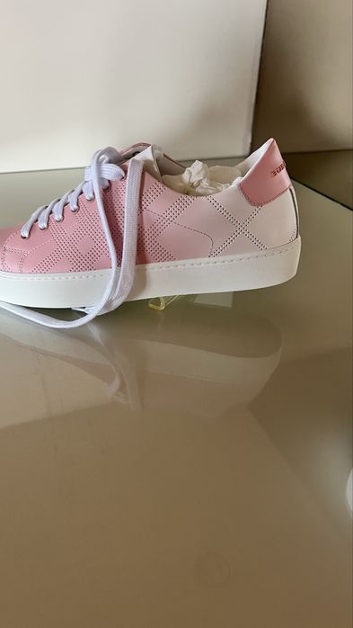 Sapatilhas  buberry nova na caixa em couro numero 37 . Cor rosa claro