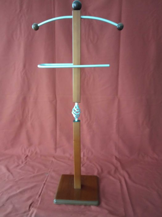 Cabide para quarto em ferro e madeira