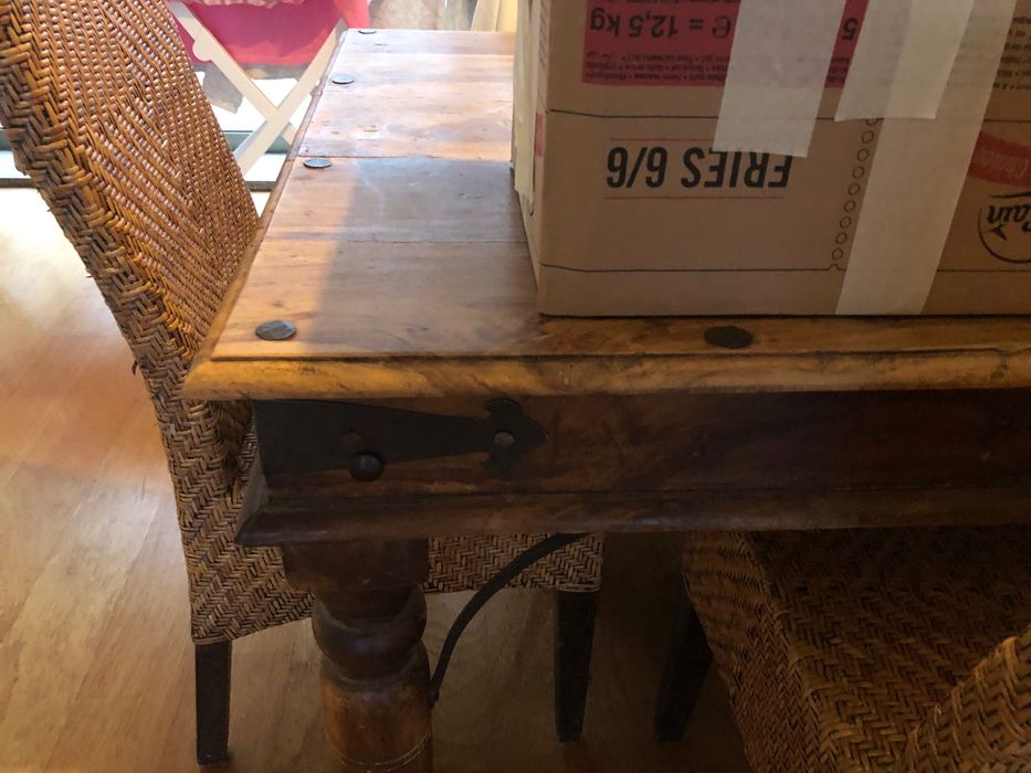 Móveis usados: aparador, mesa, cadeiras