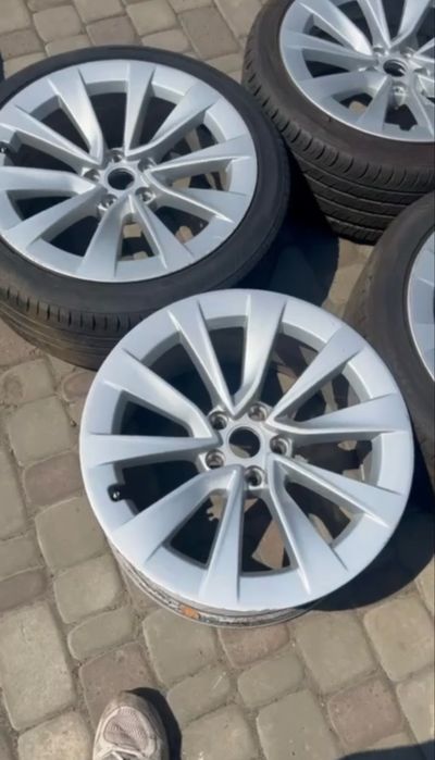 Шини і диски оригінал до Tesla