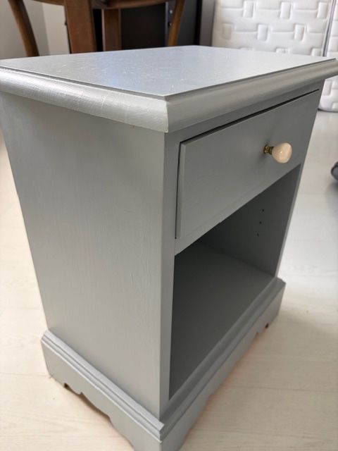 Mesinha de cabeceira em madeira maciça pintada