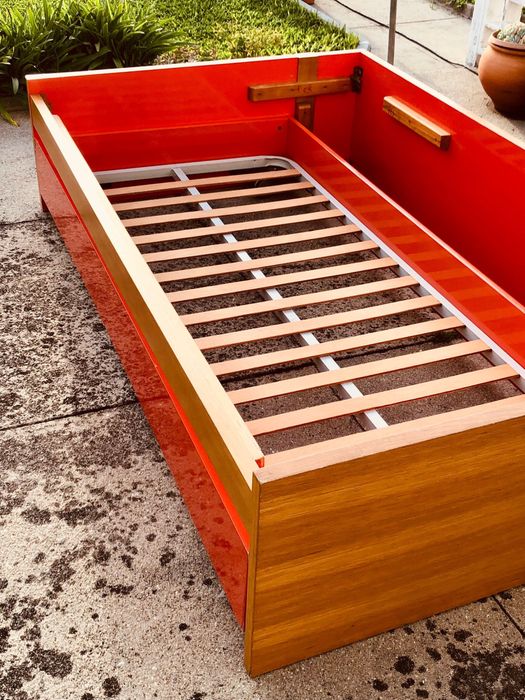 Cama de casal com cama extra em gaveta inferior