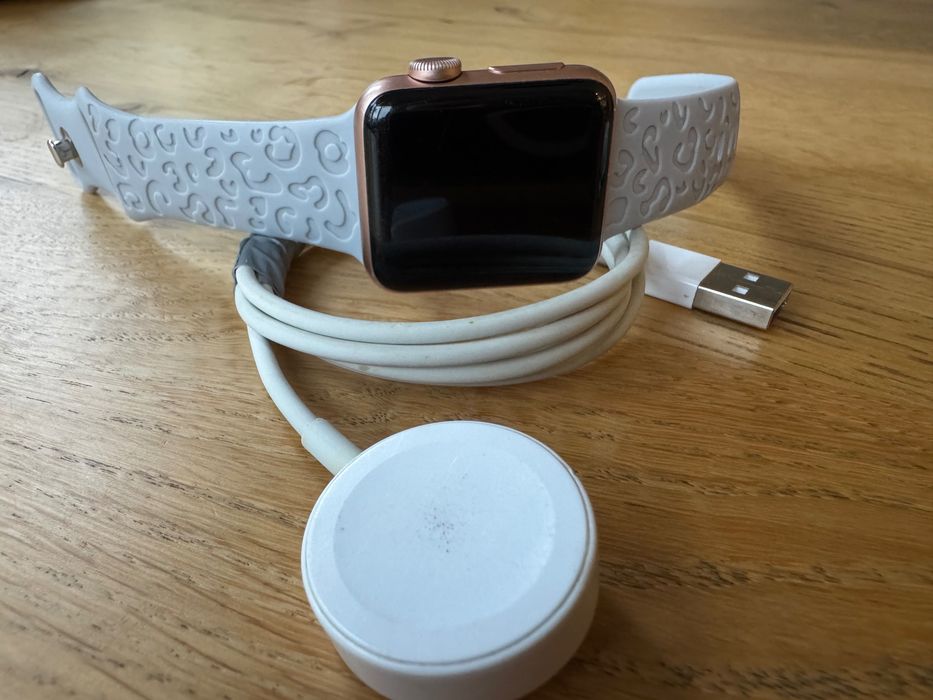 Продам годинник Apple Watch та навушники AirPods