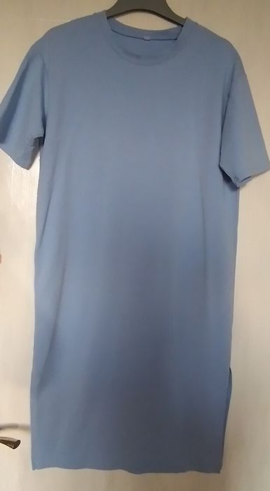 Сукня футболка блакитного кольору.