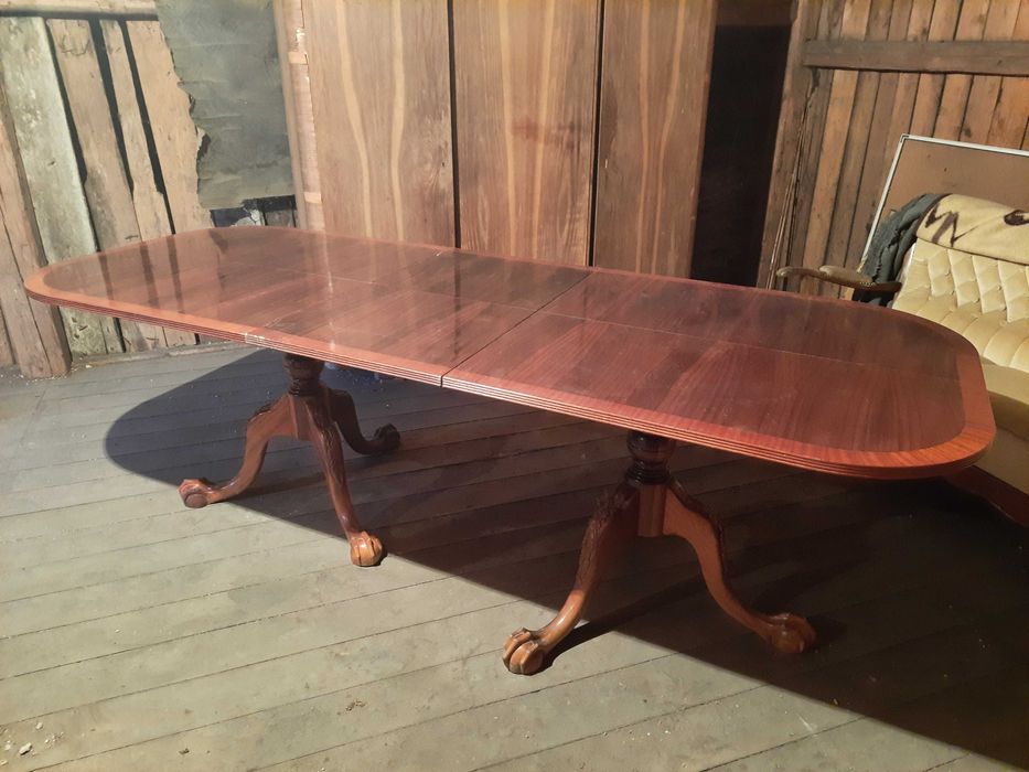 Elegancki stół w stylu angielskim