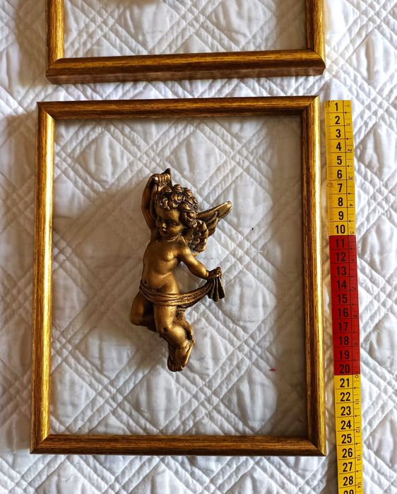Par de quadros decorativos com Anjos dourados.