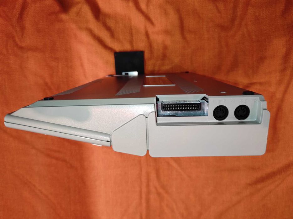 Atari 1040 STFM w bardzo ładnym stanie.