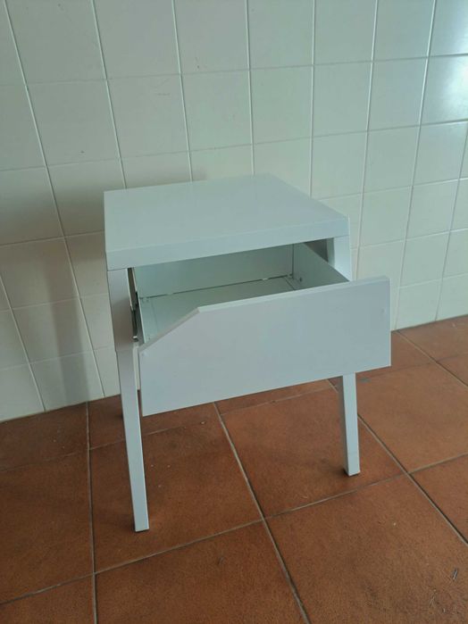 Mesa de cabeceira metal branca