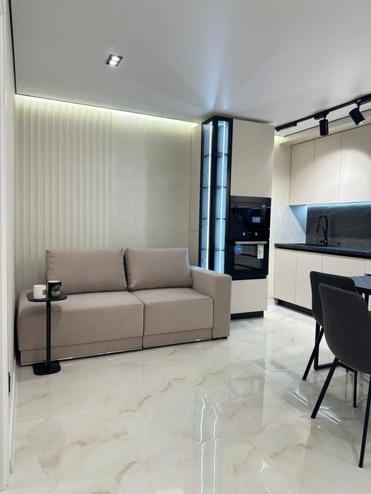 Сучасна стильна новенька квартирка