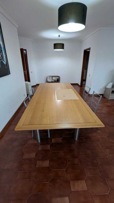 Uma mesa de jantar com 4 cadeiras
