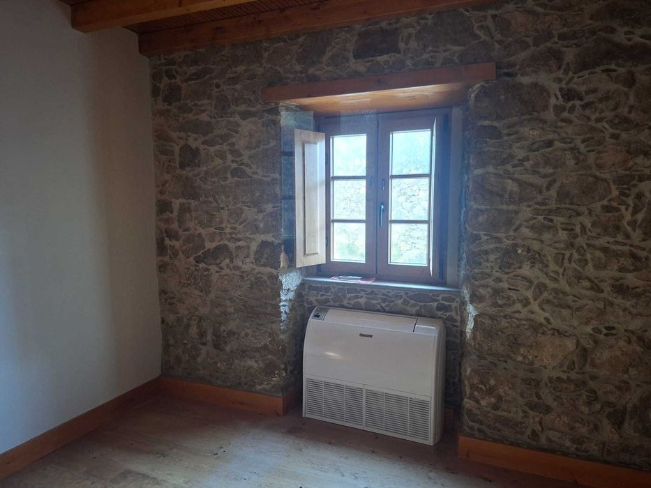 Moradia Térrea T2 Totalmente Reconstruída com Charme Rústico