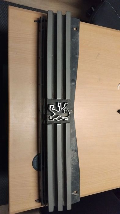 Grelha central Peugeot 205 original usada