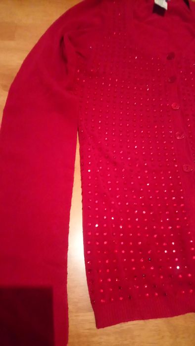 Красивая красная кофта в красных камнях .Италия .Новая
