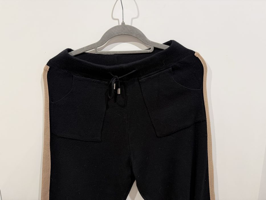 Komplet dzianinowy dres zestaw literki beż czarny Butik uni