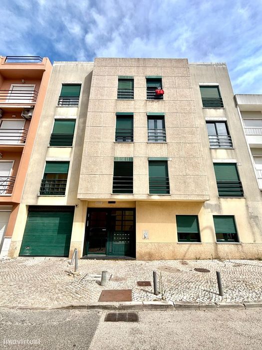 T2 com garagem, arrecadação e varanda | Construção de 2010 | Brandoa