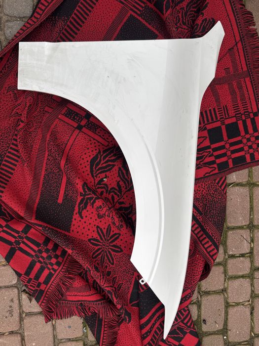 Blotnik prawy volvo xc60 II 707 biała perła