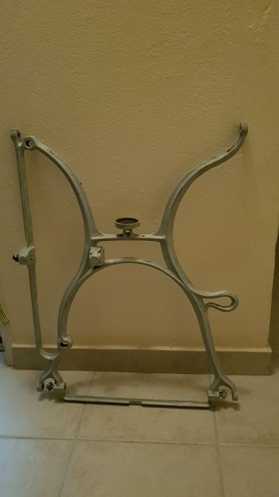 Nogi zeliwne od maszyny