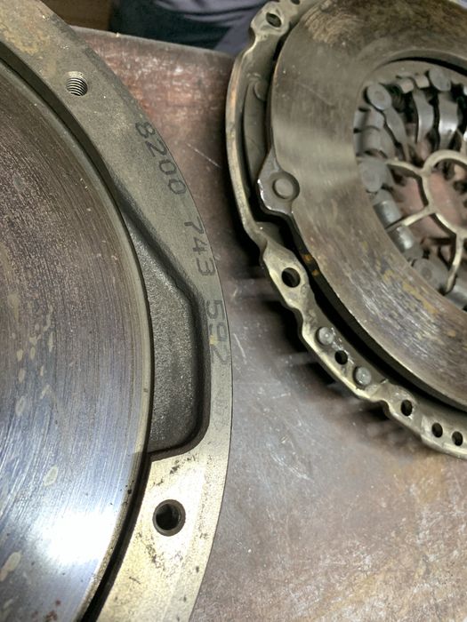 Продам Маховик Зчеплення Демпфер 2.0 dCi m9r 8200743592